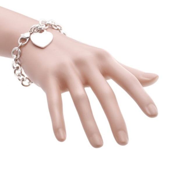 Jewelry - Silver heart tag bracelet.